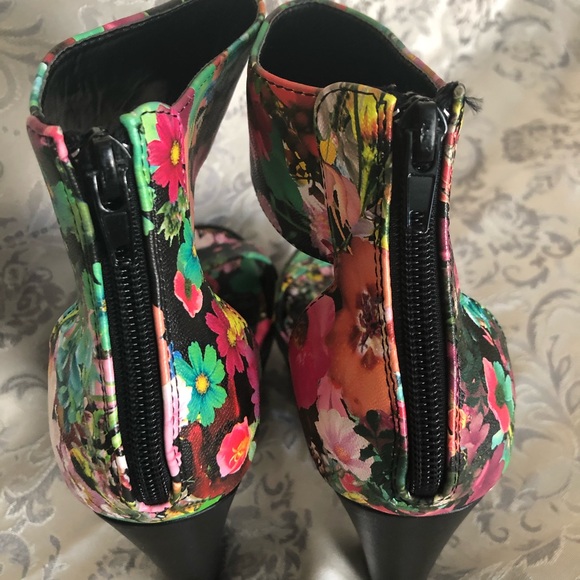 *** SOLD **Wild Diva Lounge Floral Print Platform - Picture 6 of 16
